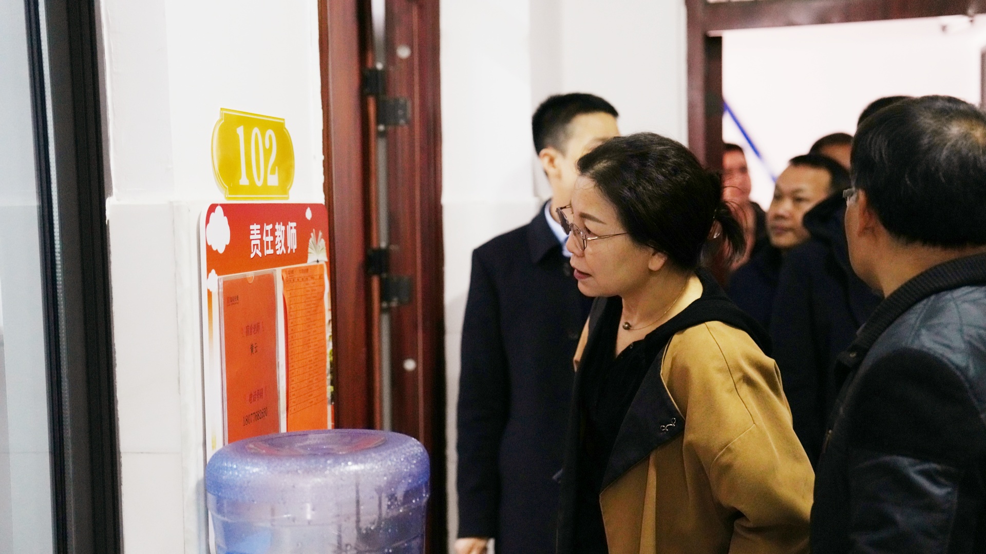 考察組到龍景三小校區(qū)托管樓實地參觀2_副本 考察組到龍景三小校區(qū)托管樓實地參觀2_副本